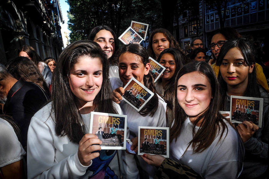 Los gemelos Jesús y Daniel Oviedo congregan a cientos de fans adolescentes, ansiosos por una foto con el dúo, que presenta su nuevo disco 'Gracias'