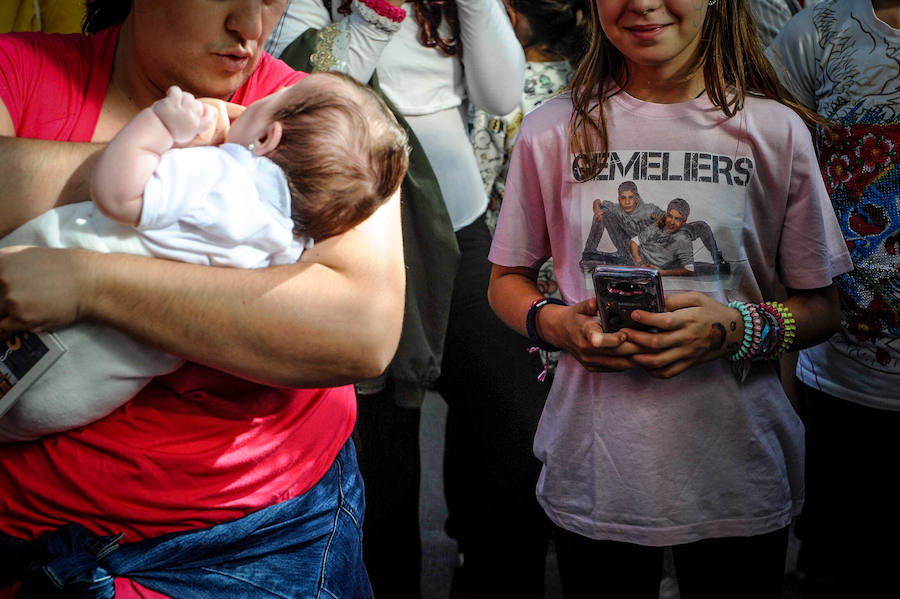 Los gemelos Jesús y Daniel Oviedo congregan a cientos de fans adolescentes, ansiosos por una foto con el dúo, que presenta su nuevo disco 'Gracias'