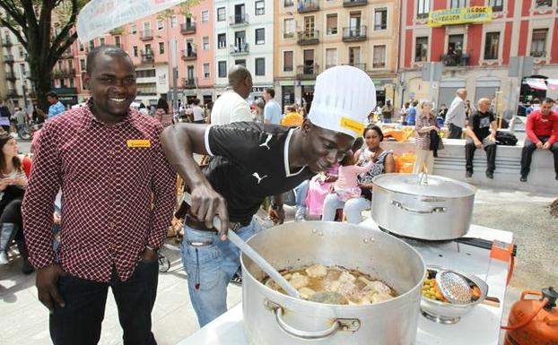 Dos hombres cocinan uno de los guisos, en San Francisco. 