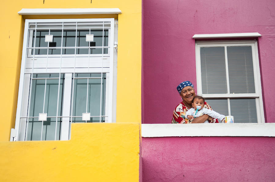 Una mujer sujeta a un niño en el barrio malayo de Cape Town.