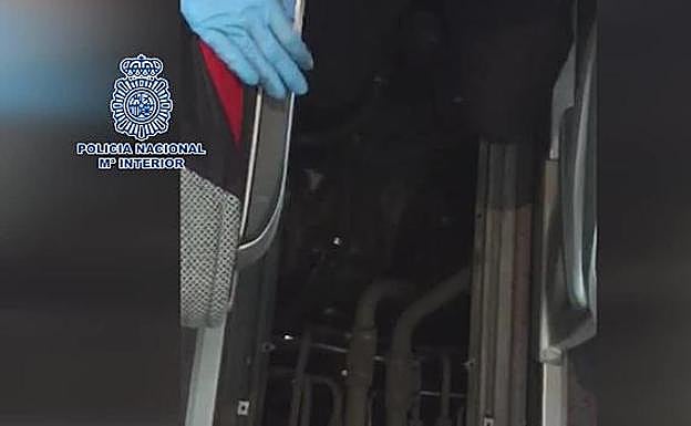 Rescatan a un menor que pretendía entrar en España oculto en el interior de un autobús en Tarifa