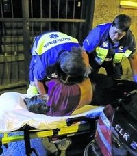 Sanitarios preparan el traslado de una joven en Las Arenas. 