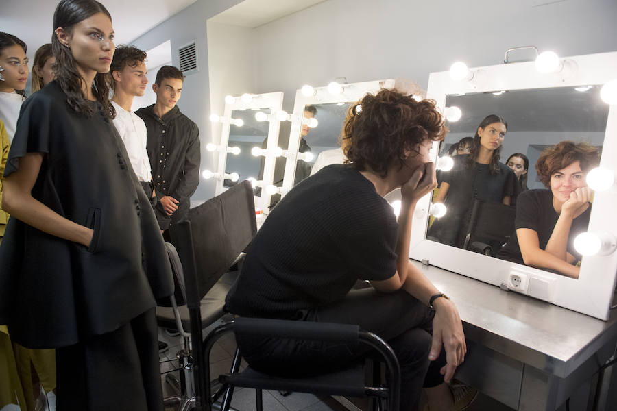 La diseñadora vitoriana inaugura la Fashion Week con ‘Cristalinos’, una colección basada en materiales reciclados