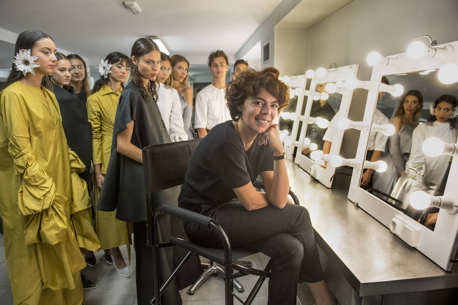 La diseñadora vitoriana inaugura la Fashion Week con ‘Cristalinos’, una colección basada en materiales reciclados