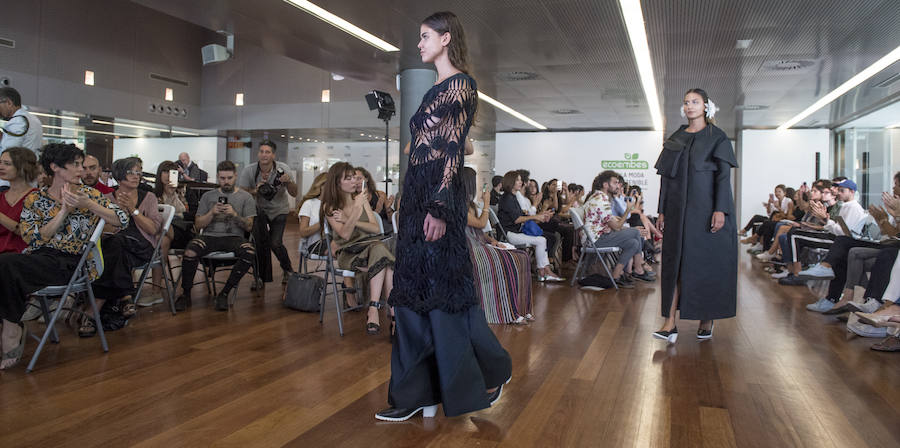 La diseñadora vitoriana inaugura la Fashion Week con ‘Cristalinos’, una colección basada en materiales reciclados