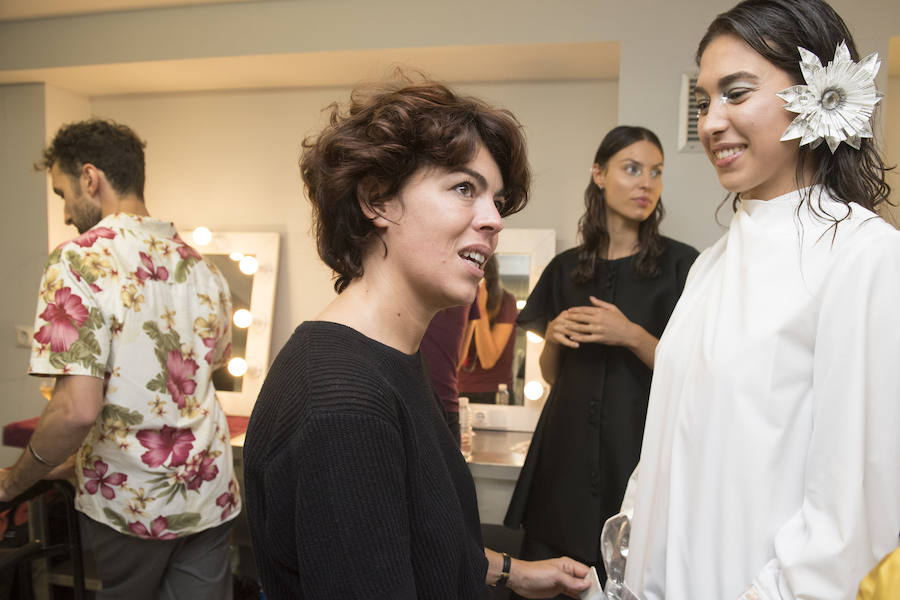 La diseñadora vitoriana inaugura la Fashion Week con ‘Cristalinos’, una colección basada en materiales reciclados