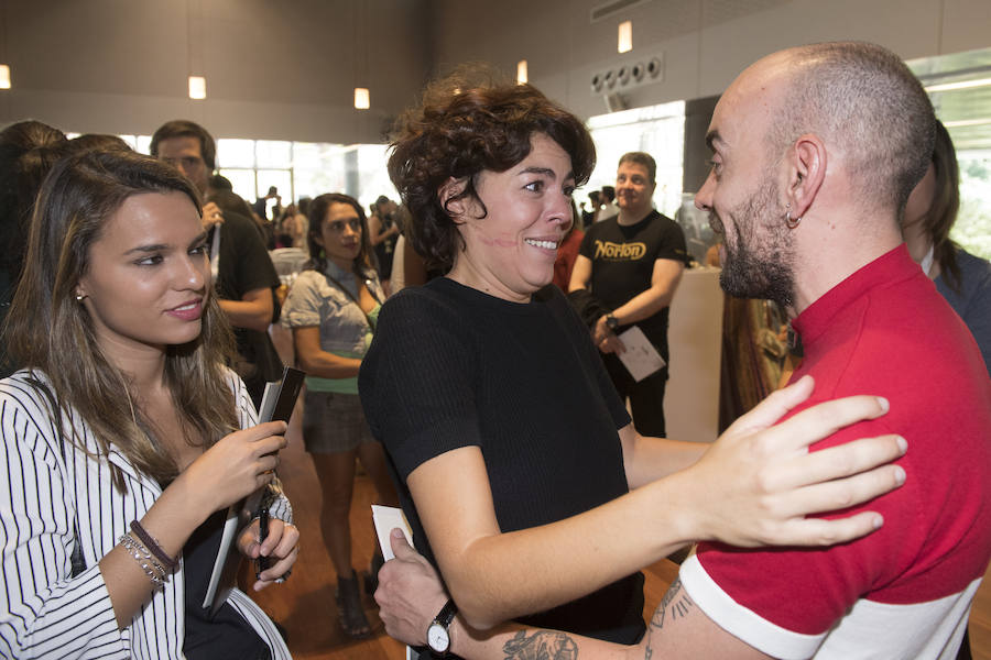 La diseñadora vitoriana inaugura la Fashion Week con ‘Cristalinos’, una colección basada en materiales reciclados