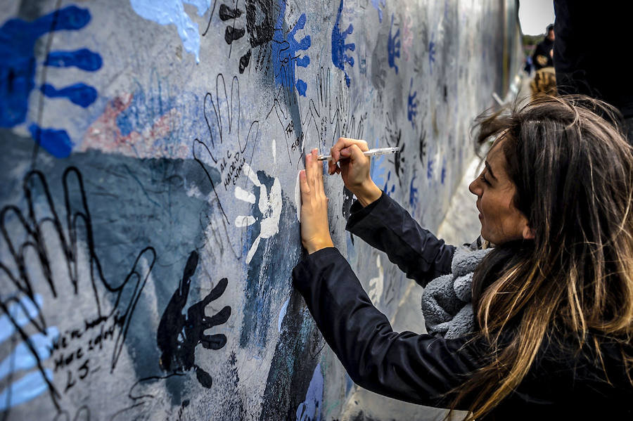 El muro de la ciudad alemana fue derribado en 1989 y hoy, aún guarda restos de lo que fue.