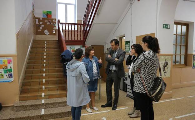 El director general de Educación, Miguel Ángel Fernández, atiende las explicaciones del personal de uno de los colegios que visitó ayer.