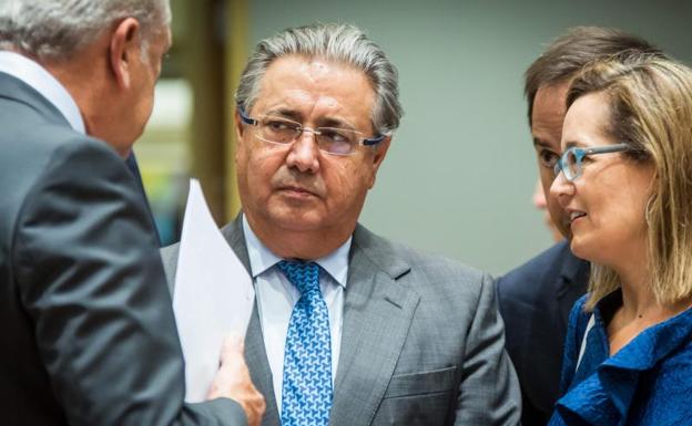 Zoido escucha al comisario europeo de Migración, Dimitris Avramopoulos en el Consejo de Ministros de Interior celebrado en Bruselas.