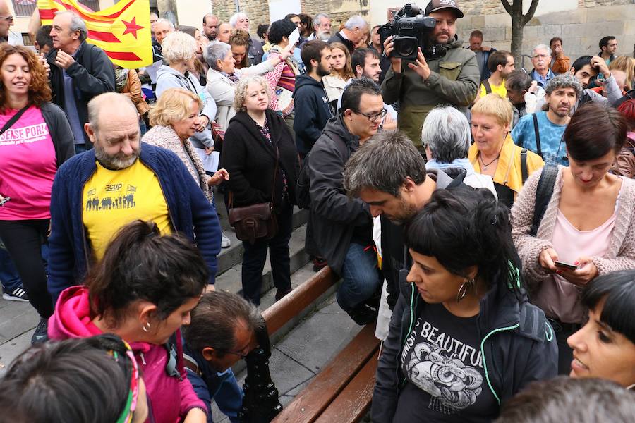 Los convocantes han continuado en el exterior del local con el acto tras ser desalojados por los agentes locales