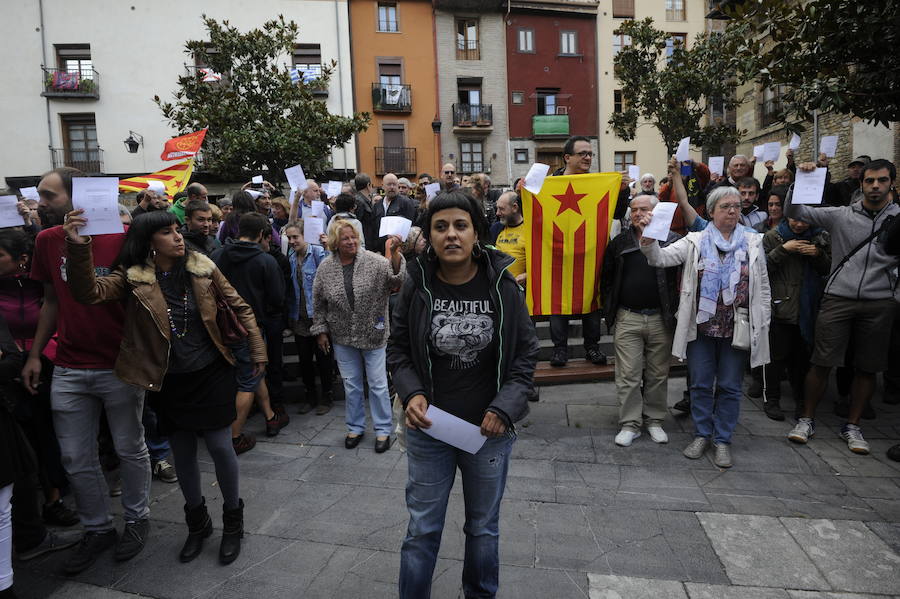 Los convocantes han continuado en el exterior del local con el acto tras ser desalojados por los agentes locales