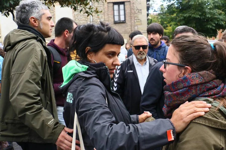 Los convocantes han continuado en el exterior del local con el acto tras ser desalojados por los agentes locales