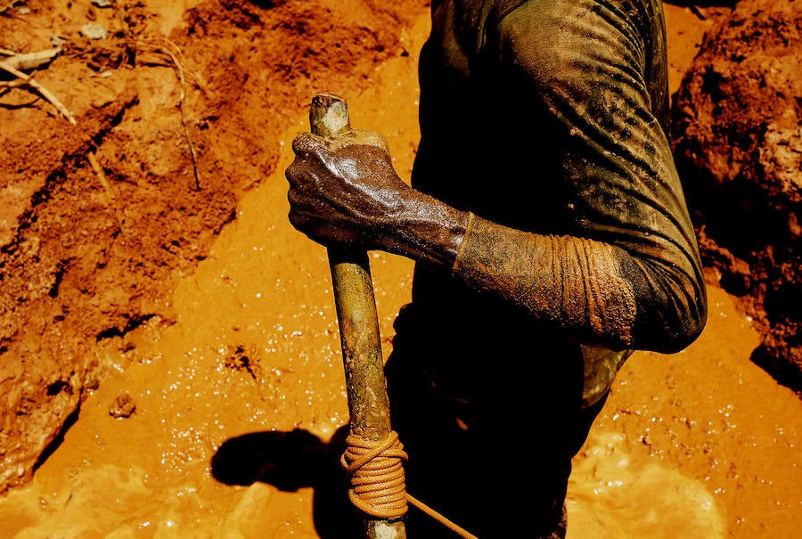 Son unos mineros que abundan en Brasil en la selva del Amazonas. Viven en condiciones infrahumanas y arriesgan su vida al utilizar máquinas como los monitores hidráulicos en búsqueda de mercurio, como sustancia para amalgamar el oro. Un uso que daña gravemente el medio ambiente.