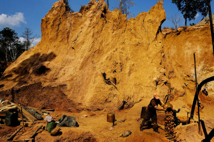 Son unos mineros que abundan en Brasil en la selva del Amazonas. Viven en condiciones infrahumanas y arriesgan su vida al utilizar máquinas como los monitores hidráulicos en búsqueda de mercurio, como sustancia para amalgamar el oro. Un uso que daña gravemente el medio ambiente.