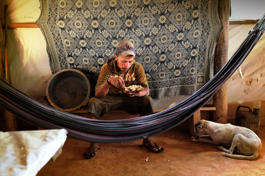 Son unos mineros que abundan en Brasil en la selva del Amazonas. Viven en condiciones infrahumanas y arriesgan su vida al utilizar máquinas como los monitores hidráulicos en búsqueda de mercurio, como sustancia para amalgamar el oro. Un uso que daña gravemente el medio ambiente.