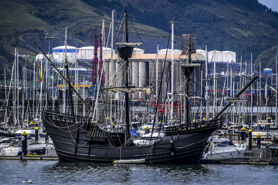 La 'Nao Victoria' realizó entre 1519 y 1522 la gesta y ha atracado en el Puerto Deportivo de Getxo. A bordo del navío de 26 metros de eslora y 7 de manga, los visitantes conocerán las formas y detalles del barco y las condiciones de vida de sus marinos.