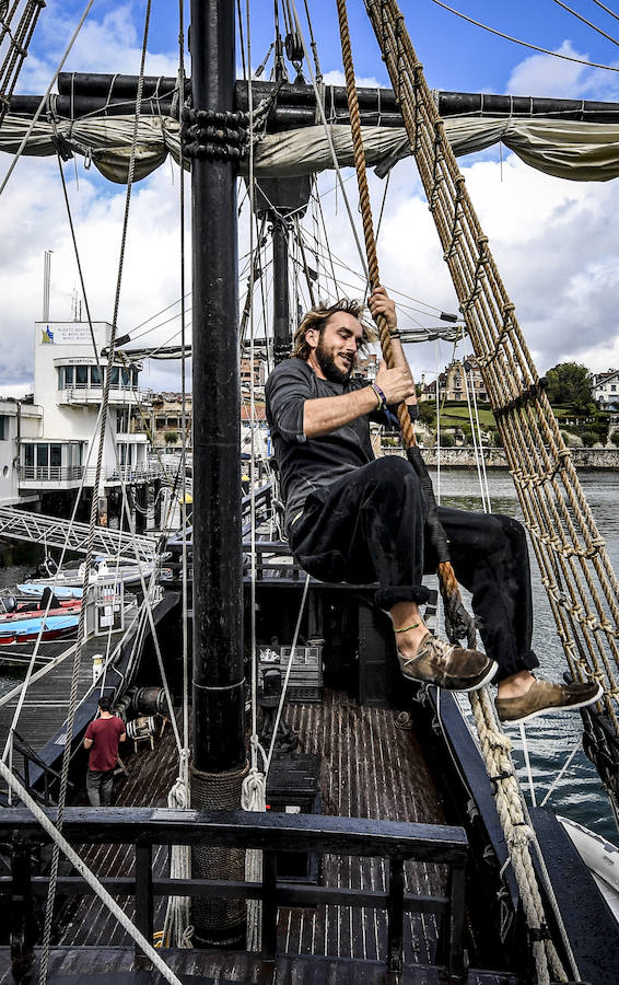 La 'Nao Victoria' realizó entre 1519 y 1522 la gesta y ha atracado en el Puerto Deportivo de Getxo. A bordo del navío de 26 metros de eslora y 7 de manga, los visitantes conocerán las formas y detalles del barco y las condiciones de vida de sus marinos.