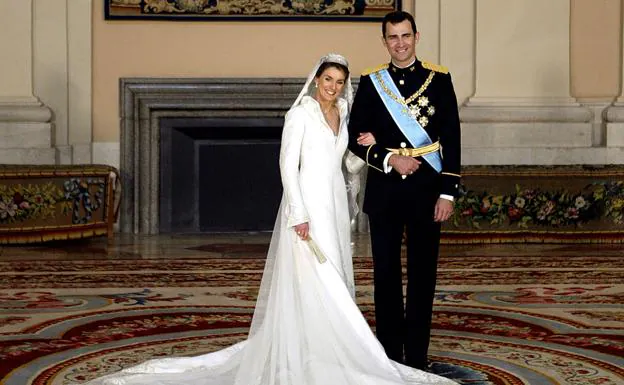 Letizia Ortiz y Felipe de Borbón posan tras su enlace matrimonial.