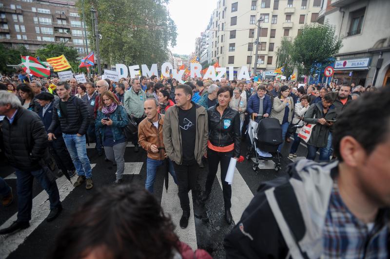 Miles de personas secundan la movilización de Gure Esku Dago en Bilbao