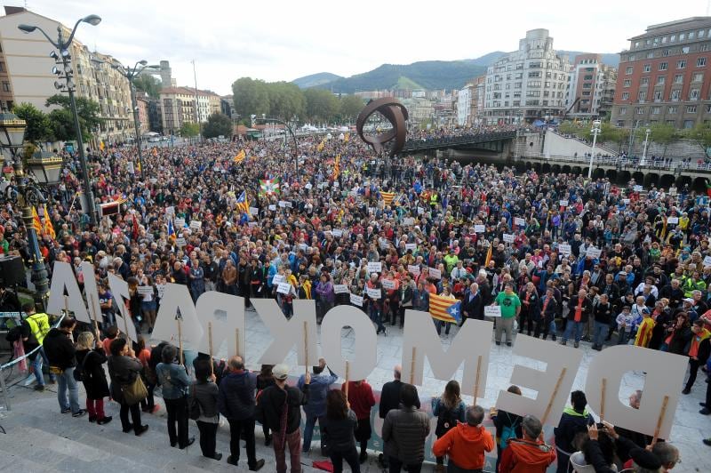 Miles de personas secundan la movilización de Gure Esku Dago en Bilbao