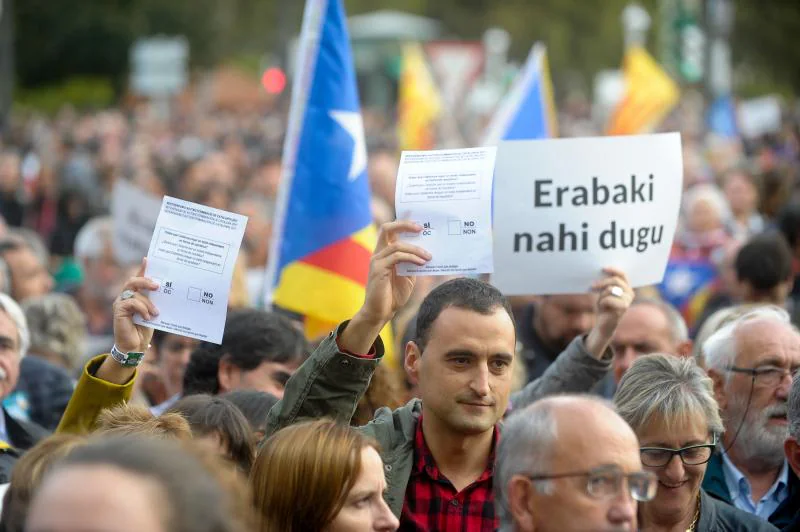 Miles de personas secundan la movilización de Gure Esku Dago en Bilbao