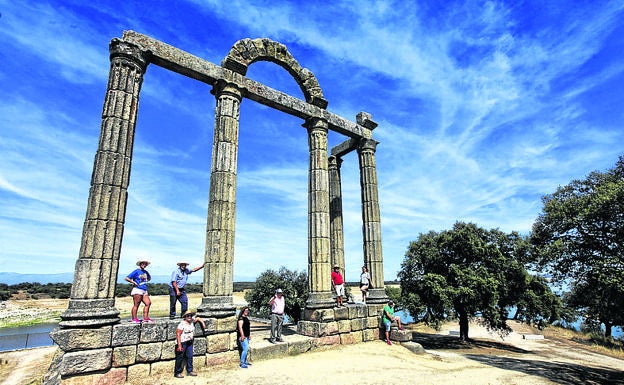 Pórtico romano de Curia, del siglo II, en Talaverilla. :