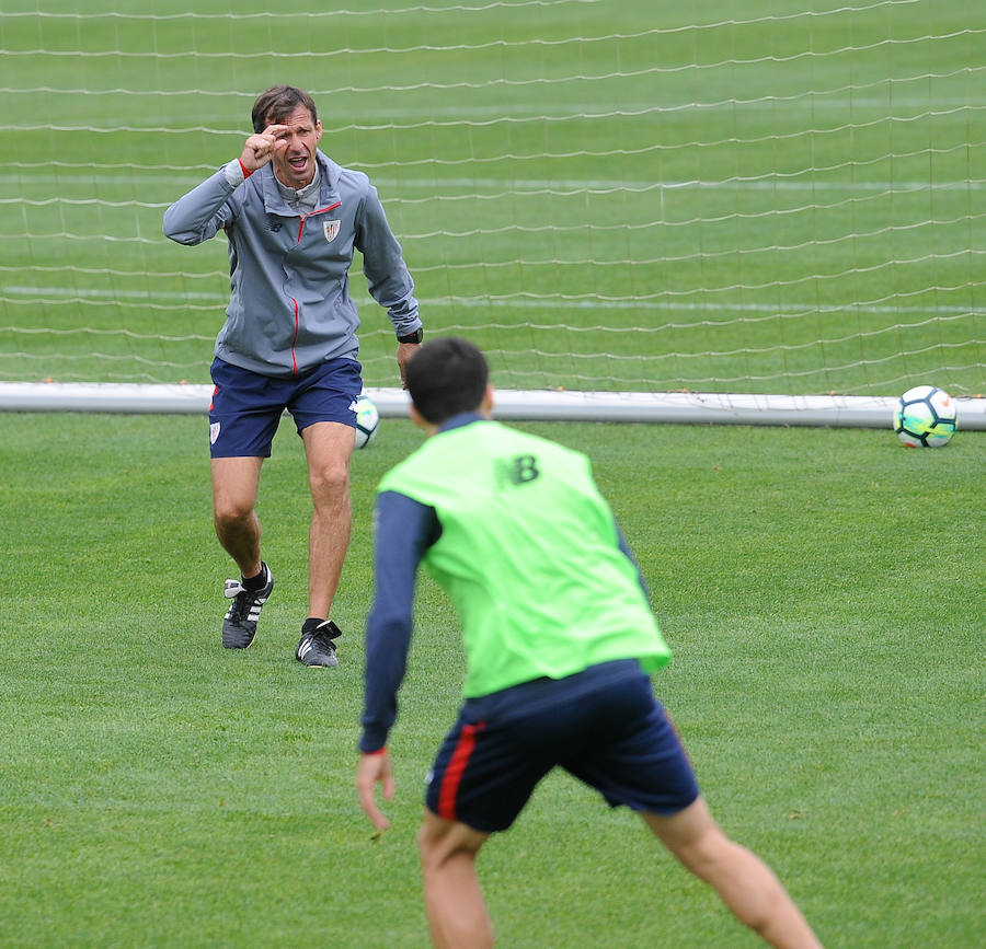 El Athletic vuelve al trabajo sin De Marcos ni Rico pero con el central corriendo por el campo.