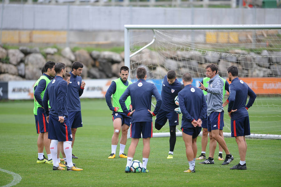 El Athletic vuelve al trabajo sin De Marcos ni Rico pero con el central corriendo por el campo.