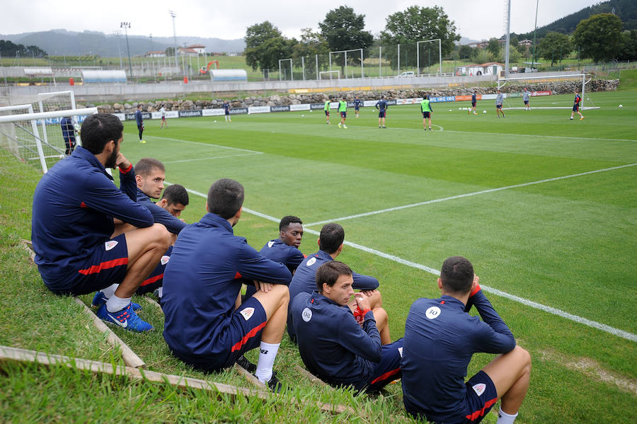 El Athletic vuelve al trabajo sin De Marcos ni Rico pero con el central corriendo por el campo.