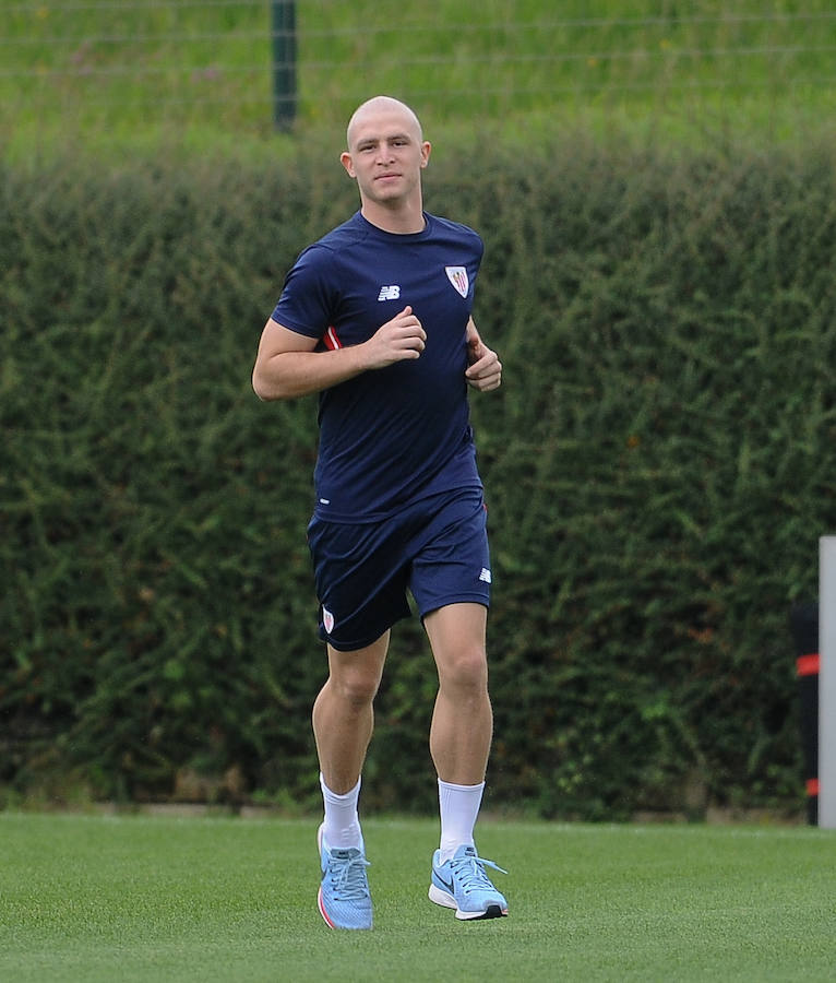 El Athletic vuelve al trabajo sin De Marcos ni Rico pero con el central corriendo por el campo.
