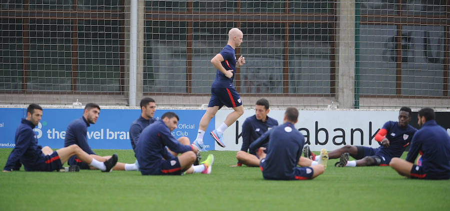El Athletic vuelve al trabajo sin De Marcos ni Rico pero con el central corriendo por el campo.