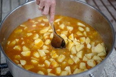 Cazuela de marmitako en el concurso de las fiestas de Amorebieta.