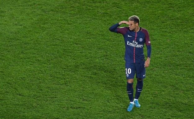 Neymar otea el horizonte en un partido con el PSG. 
