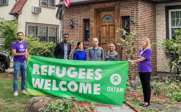 La ONG Oxfam Intermon mostró su apoyo a los refugiados con una gran pancarta de bienvenida. 