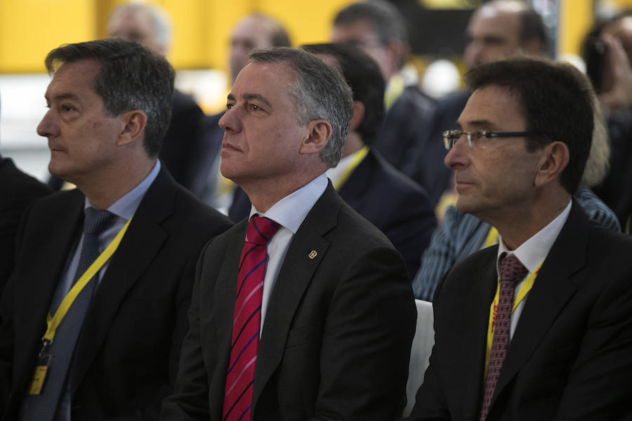 El acto ha contado con la presencia de casi doscientos invitados del mundo empresarial e institucional vasco. Entre ellos, el director general en España de DHL European Air Transport, Jesús Sánchez, y del director general en España de DHL Express, Miguel Borrás, así como de una nutrida representación institucional encabezada por el lehendakari, Iñigo Urkullu. Han estado también la consejera de Desarrollo Económico e Infraestructuras, Arantxa Tapia; el delegado del Gobierno en Euskadi, Javier de Andrés; el diputado general de Álava, Ramiro González; y el alcalde de Vitoria, Gorka Urtaran. 