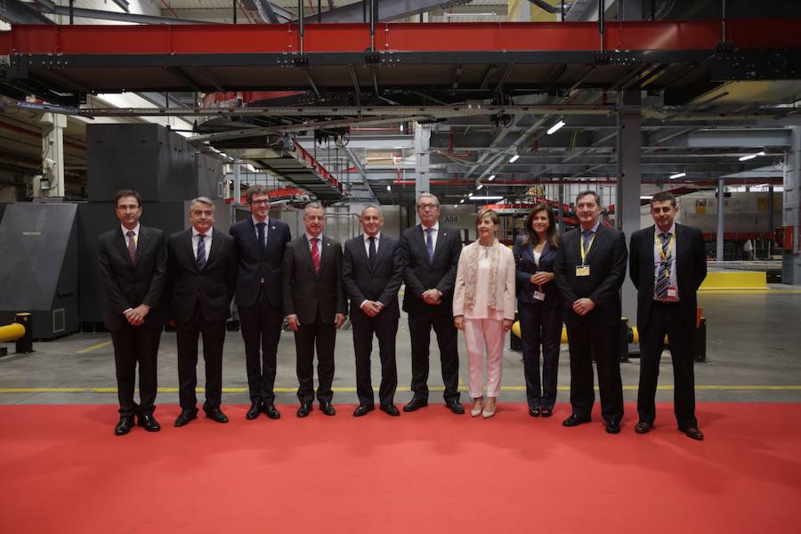 El acto ha contado con la presencia de casi doscientos invitados del mundo empresarial e institucional vasco. Entre ellos, el director general en España de DHL European Air Transport, Jesús Sánchez, y del director general en España de DHL Express, Miguel Borrás, así como de una nutrida representación institucional encabezada por el lehendakari, Iñigo Urkullu. Han estado también la consejera de Desarrollo Económico e Infraestructuras, Arantxa Tapia; el delegado del Gobierno en Euskadi, Javier de Andrés; el diputado general de Álava, Ramiro González; y el alcalde de Vitoria, Gorka Urtaran. 