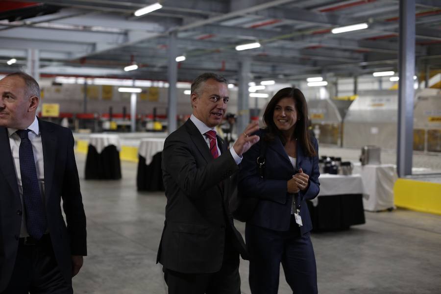 El acto ha contado con la presencia de casi doscientos invitados del mundo empresarial e institucional vasco. Entre ellos, el director general en España de DHL European Air Transport, Jesús Sánchez, y del director general en España de DHL Express, Miguel Borrás, así como de una nutrida representación institucional encabezada por el lehendakari, Iñigo Urkullu. Han estado también la consejera de Desarrollo Económico e Infraestructuras, Arantxa Tapia; el delegado del Gobierno en Euskadi, Javier de Andrés; el diputado general de Álava, Ramiro González; y el alcalde de Vitoria, Gorka Urtaran. 