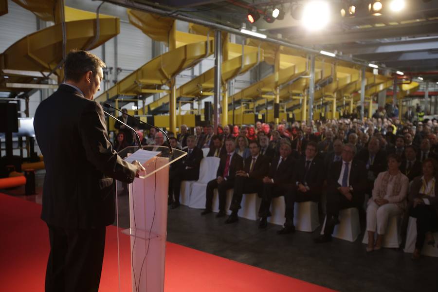 El acto ha contado con la presencia de casi doscientos invitados del mundo empresarial e institucional vasco. Entre ellos, el director general en España de DHL European Air Transport, Jesús Sánchez, y del director general en España de DHL Express, Miguel Borrás, así como de una nutrida representación institucional encabezada por el lehendakari, Iñigo Urkullu. Han estado también la consejera de Desarrollo Económico e Infraestructuras, Arantxa Tapia; el delegado del Gobierno en Euskadi, Javier de Andrés; el diputado general de Álava, Ramiro González; y el alcalde de Vitoria, Gorka Urtaran. 
