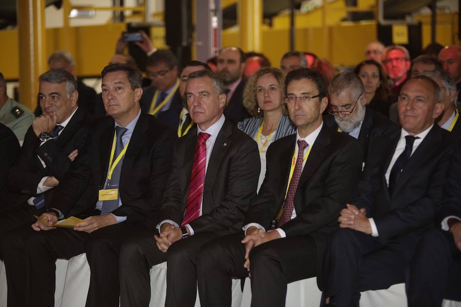 El acto ha contado con la presencia de casi doscientos invitados del mundo empresarial e institucional vasco. Entre ellos, el director general en España de DHL European Air Transport, Jesús Sánchez, y del director general en España de DHL Express, Miguel Borrás, así como de una nutrida representación institucional encabezada por el lehendakari, Iñigo Urkullu. Han estado también la consejera de Desarrollo Económico e Infraestructuras, Arantxa Tapia; el delegado del Gobierno en Euskadi, Javier de Andrés; el diputado general de Álava, Ramiro González; y el alcalde de Vitoria, Gorka Urtaran. 