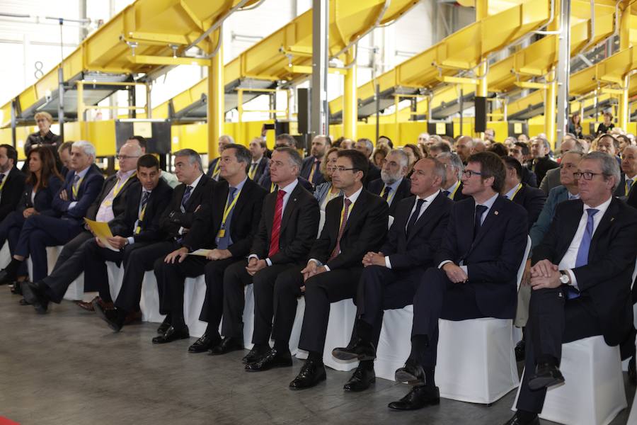 El acto ha contado con la presencia de casi doscientos invitados del mundo empresarial e institucional vasco. Entre ellos, el director general en España de DHL European Air Transport, Jesús Sánchez, y del director general en España de DHL Express, Miguel Borrás, así como de una nutrida representación institucional encabezada por el lehendakari, Iñigo Urkullu. Han estado también la consejera de Desarrollo Económico e Infraestructuras, Arantxa Tapia; el delegado del Gobierno en Euskadi, Javier de Andrés; el diputado general de Álava, Ramiro González; y el alcalde de Vitoria, Gorka Urtaran. 