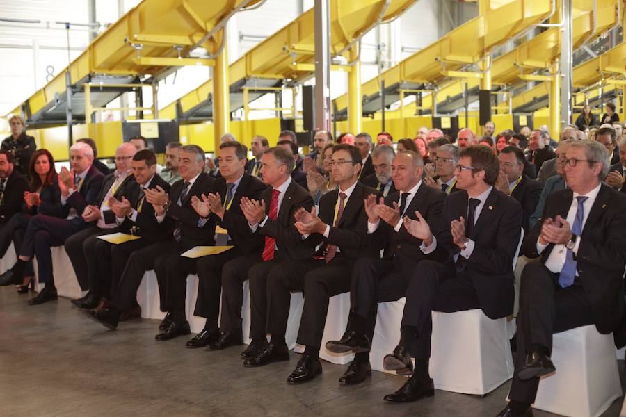 El acto ha contado con la presencia de casi doscientos invitados del mundo empresarial e institucional vasco. Entre ellos, el director general en España de DHL European Air Transport, Jesús Sánchez, y del director general en España de DHL Express, Miguel Borrás, así como de una nutrida representación institucional encabezada por el lehendakari, Iñigo Urkullu. Han estado también la consejera de Desarrollo Económico e Infraestructuras, Arantxa Tapia; el delegado del Gobierno en Euskadi, Javier de Andrés; el diputado general de Álava, Ramiro González; y el alcalde de Vitoria, Gorka Urtaran. 