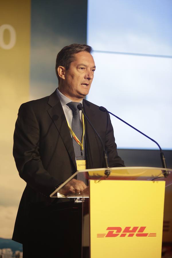 El acto ha contado con la presencia de casi doscientos invitados del mundo empresarial e institucional vasco. Entre ellos, el director general en España de DHL European Air Transport, Jesús Sánchez, y del director general en España de DHL Express, Miguel Borrás, así como de una nutrida representación institucional encabezada por el lehendakari, Iñigo Urkullu. Han estado también la consejera de Desarrollo Económico e Infraestructuras, Arantxa Tapia; el delegado del Gobierno en Euskadi, Javier de Andrés; el diputado general de Álava, Ramiro González; y el alcalde de Vitoria, Gorka Urtaran. 