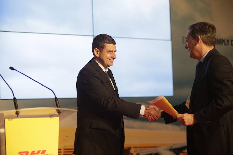 El acto ha contado con la presencia de casi doscientos invitados del mundo empresarial e institucional vasco. Entre ellos, el director general en España de DHL European Air Transport, Jesús Sánchez, y del director general en España de DHL Express, Miguel Borrás, así como de una nutrida representación institucional encabezada por el lehendakari, Iñigo Urkullu. Han estado también la consejera de Desarrollo Económico e Infraestructuras, Arantxa Tapia; el delegado del Gobierno en Euskadi, Javier de Andrés; el diputado general de Álava, Ramiro González; y el alcalde de Vitoria, Gorka Urtaran. 