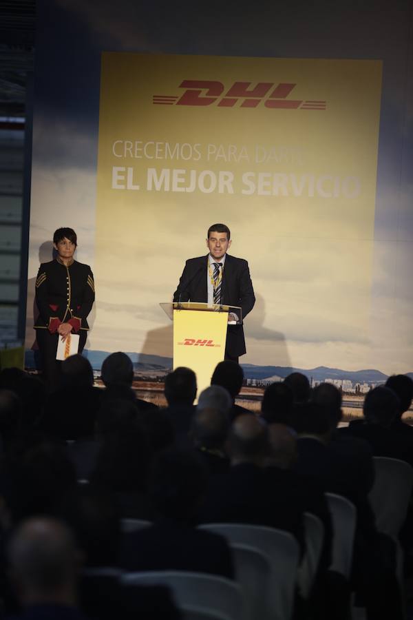 El acto ha contado con la presencia de casi doscientos invitados del mundo empresarial e institucional vasco. Entre ellos, el director general en España de DHL European Air Transport, Jesús Sánchez, y del director general en España de DHL Express, Miguel Borrás, así como de una nutrida representación institucional encabezada por el lehendakari, Iñigo Urkullu. Han estado también la consejera de Desarrollo Económico e Infraestructuras, Arantxa Tapia; el delegado del Gobierno en Euskadi, Javier de Andrés; el diputado general de Álava, Ramiro González; y el alcalde de Vitoria, Gorka Urtaran. 
