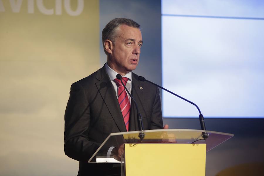 El acto ha contado con la presencia de casi doscientos invitados del mundo empresarial e institucional vasco. Entre ellos, el director general en España de DHL European Air Transport, Jesús Sánchez, y del director general en España de DHL Express, Miguel Borrás, así como de una nutrida representación institucional encabezada por el lehendakari, Iñigo Urkullu. Han estado también la consejera de Desarrollo Económico e Infraestructuras, Arantxa Tapia; el delegado del Gobierno en Euskadi, Javier de Andrés; el diputado general de Álava, Ramiro González; y el alcalde de Vitoria, Gorka Urtaran. 