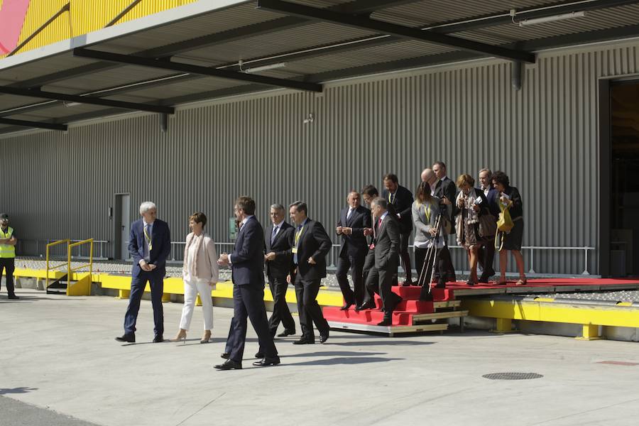 El acto ha contado con la presencia de casi doscientos invitados del mundo empresarial e institucional vasco. Entre ellos, el director general en España de DHL European Air Transport, Jesús Sánchez, y del director general en España de DHL Express, Miguel Borrás, así como de una nutrida representación institucional encabezada por el lehendakari, Iñigo Urkullu. Han estado también la consejera de Desarrollo Económico e Infraestructuras, Arantxa Tapia; el delegado del Gobierno en Euskadi, Javier de Andrés; el diputado general de Álava, Ramiro González; y el alcalde de Vitoria, Gorka Urtaran. 