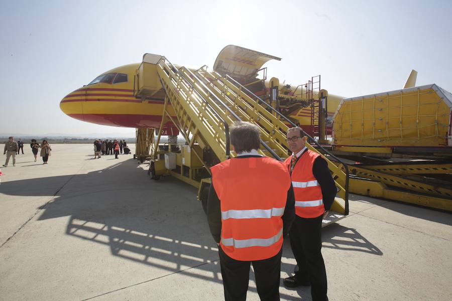 El acto ha contado con la presencia de casi doscientos invitados del mundo empresarial e institucional vasco. Entre ellos, el director general en España de DHL European Air Transport, Jesús Sánchez, y del director general en España de DHL Express, Miguel Borrás, así como de una nutrida representación institucional encabezada por el lehendakari, Iñigo Urkullu. Han estado también la consejera de Desarrollo Económico e Infraestructuras, Arantxa Tapia; el delegado del Gobierno en Euskadi, Javier de Andrés; el diputado general de Álava, Ramiro González; y el alcalde de Vitoria, Gorka Urtaran. 