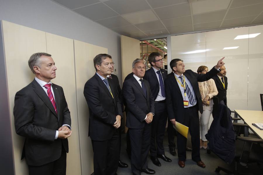 El acto ha contado con la presencia de casi doscientos invitados del mundo empresarial e institucional vasco. Entre ellos, el director general en España de DHL European Air Transport, Jesús Sánchez, y del director general en España de DHL Express, Miguel Borrás, así como de una nutrida representación institucional encabezada por el lehendakari, Iñigo Urkullu. Han estado también la consejera de Desarrollo Económico e Infraestructuras, Arantxa Tapia; el delegado del Gobierno en Euskadi, Javier de Andrés; el diputado general de Álava, Ramiro González; y el alcalde de Vitoria, Gorka Urtaran. 