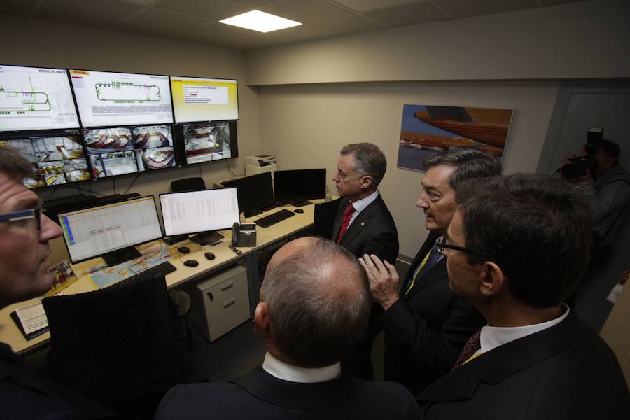 El acto ha contado con la presencia de casi doscientos invitados del mundo empresarial e institucional vasco. Entre ellos, el director general en España de DHL European Air Transport, Jesús Sánchez, y del director general en España de DHL Express, Miguel Borrás, así como de una nutrida representación institucional encabezada por el lehendakari, Iñigo Urkullu. Han estado también la consejera de Desarrollo Económico e Infraestructuras, Arantxa Tapia; el delegado del Gobierno en Euskadi, Javier de Andrés; el diputado general de Álava, Ramiro González; y el alcalde de Vitoria, Gorka Urtaran. 